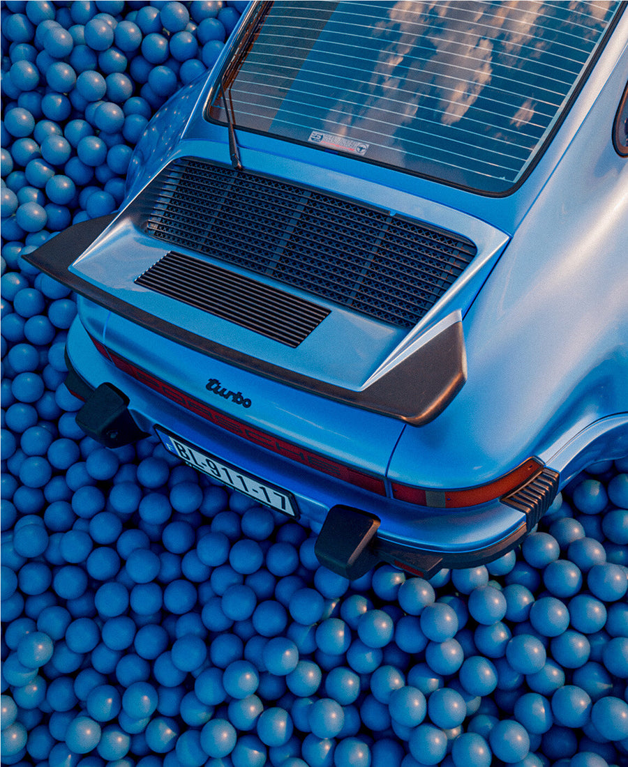 AZUR 03, the rear of the car with its spoiler, surrounded by blue balls