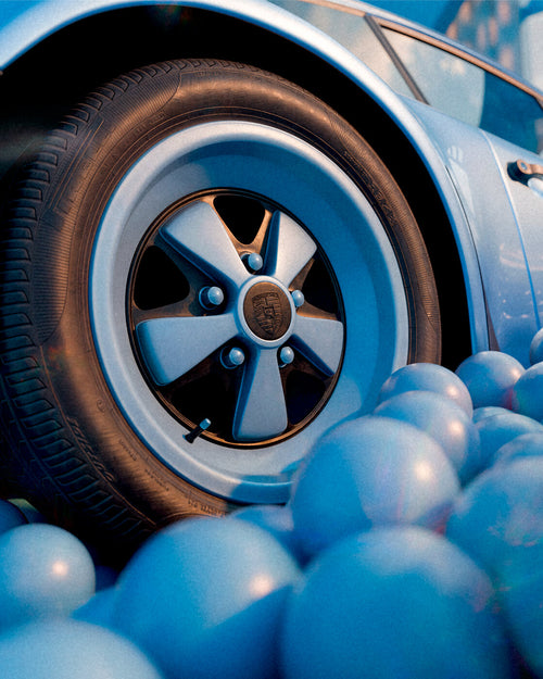 AZUR 04, close-up of a wheel resting on blue balls